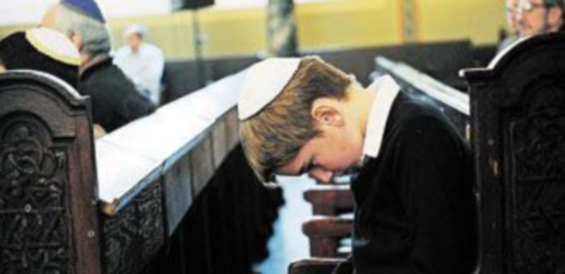 Un niño judío muestra sus condolencias ante los crímenes de Merah rezando en una de las sinagogas de Francia.