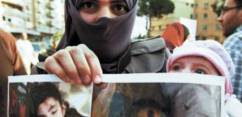 La sociedad siria denuncia las muertes de casi un centenar de menores en las calles de Hula el pasado viernes. / Reuters