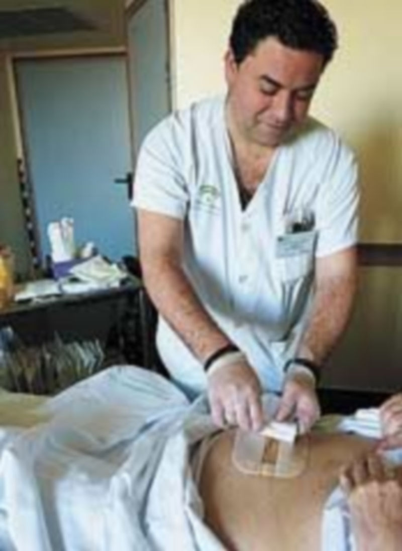 Un facultativo trata a un paciente.