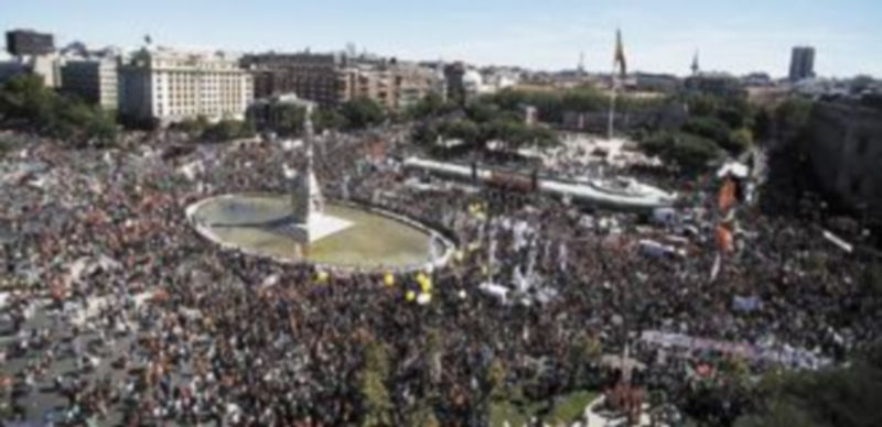La Plaza Colón fue un hervidero de personas que no comparten la gestión del Gabinete Rajoy ante la crisis económica. / Reuters