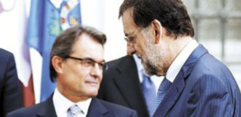 El ‘president’ de la ‘Generalitat’ esquiva la mirada de Rajoy. / Reuters