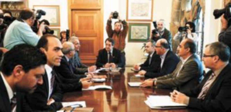 El jefe del Ejecutivo de la isla preside la reunión con los dirigentes políticos y el responsable del Banco Central. / Reuters