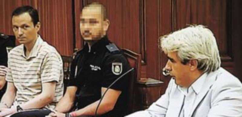 Bretón mira fijamente a Juan David López durante su testificación. / Efe