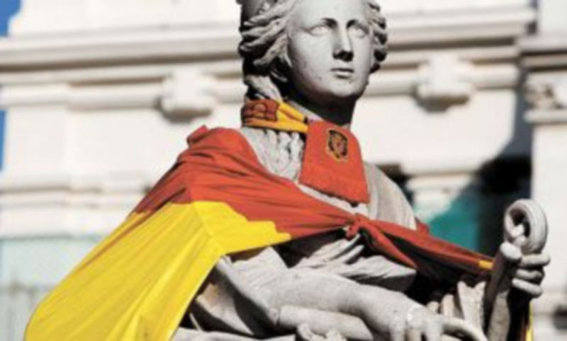 La fuente de la Cibeles ha sido engalanada de cara al partido de hoy. Los aficionados acudirán a ella en caso de triunfo. / Efe