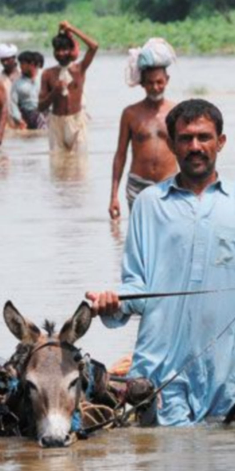 Algunos damnificados por las peores inundaciones registradas en Pakistán abandonaban ayer Muzaffargarh. / EFE