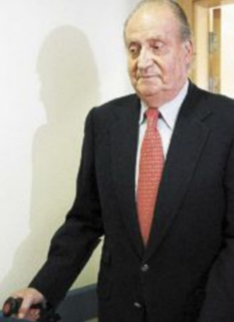 Don Juan Carlos pidió disculpas antes de abandonar el hospital. / Reuters