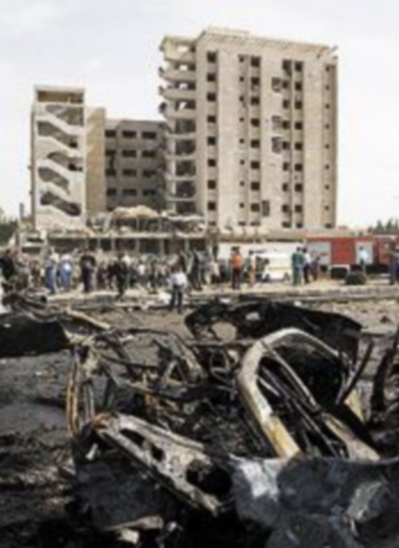 Restos de un coche bomba en Aleppo.