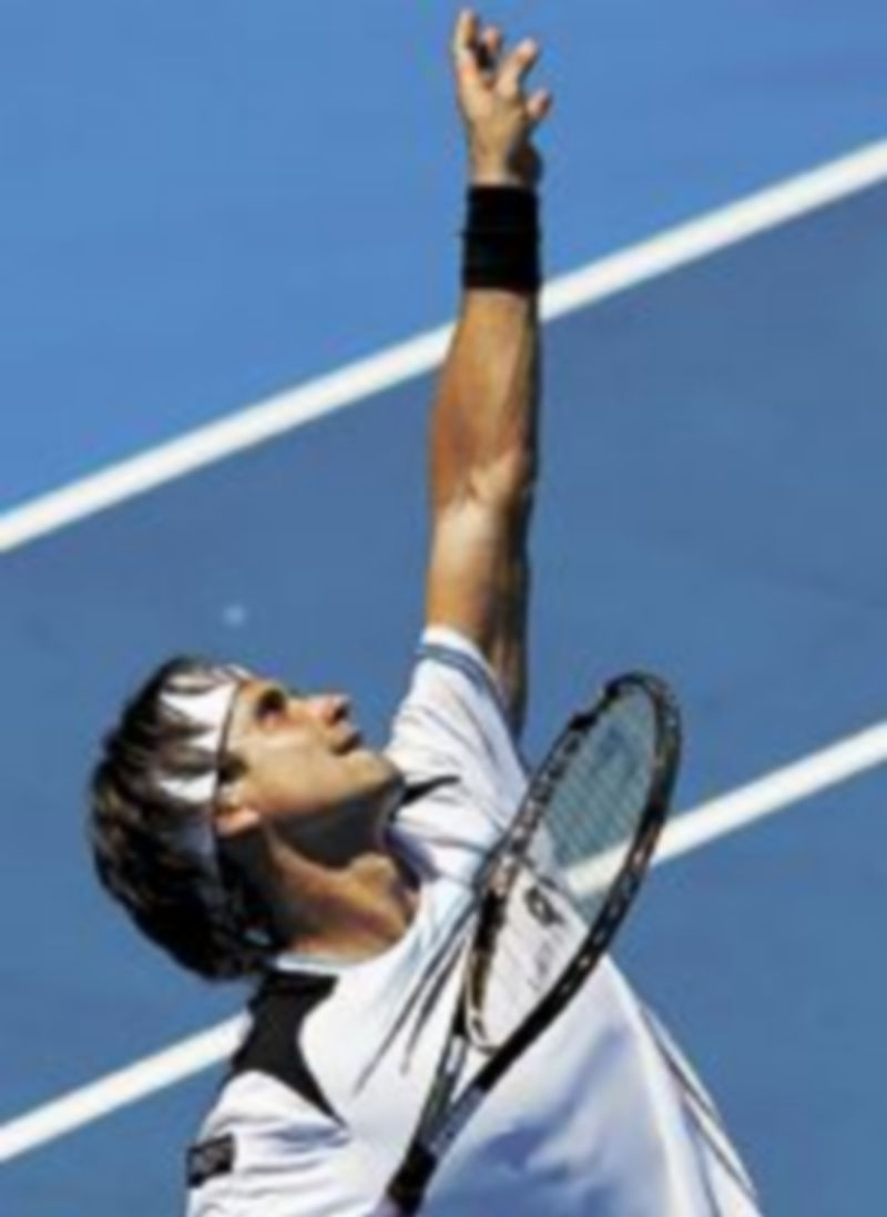 Ferrer efectúa un saque en su choque ante Machado. / Reuters