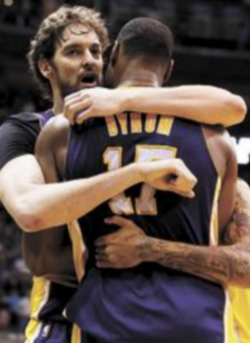 Pau Gasol abraza a Bynum tras lograr el triunfo. / Reuters