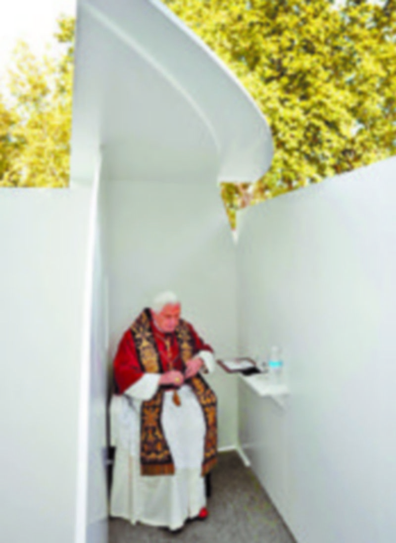 El Pontífice atendió a cuatro personas menores de 30 años en el Retiro. / Reuters