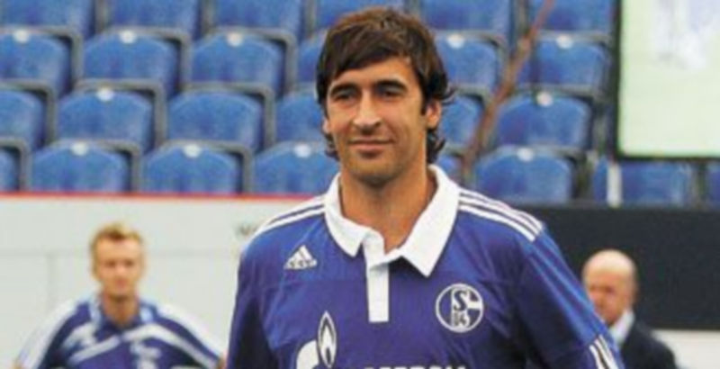 Raúl González posó con su nueva equipación. / T. PETER (REUTERS)