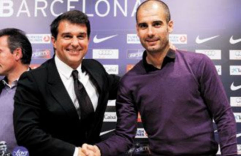 Laporta y Guardiola posan sonrientes tras la rueda de prensa en el Camp Nou. / EFE