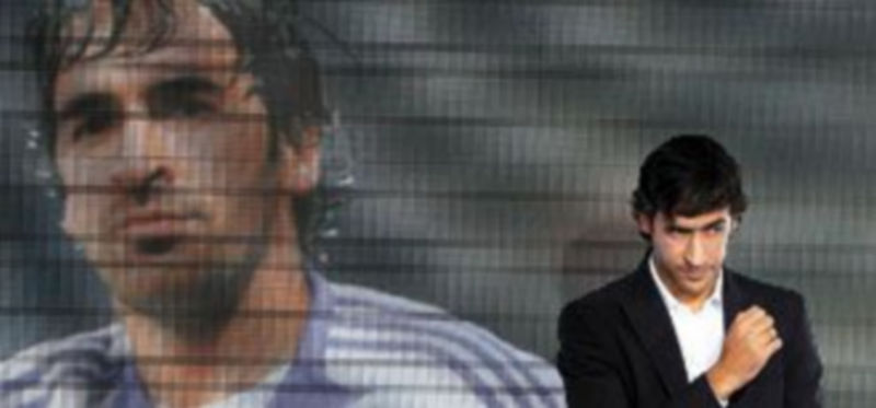 El ya ex capitán del Real Madrid Raúl González Blanco se despidió de su afición en una emotiva rueda de prensa en el palco del Santiago Bernabéu. / EFE