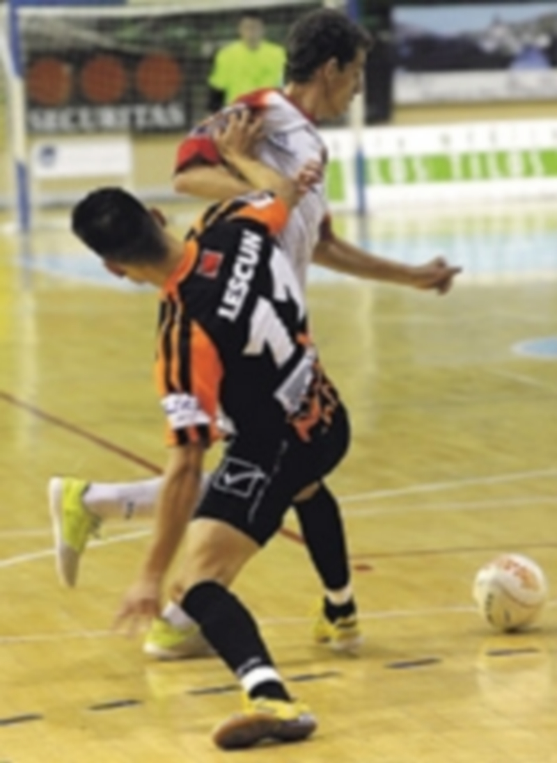 Charly regatea a un contrario durante el partido ante el Zamora. / Kamarero