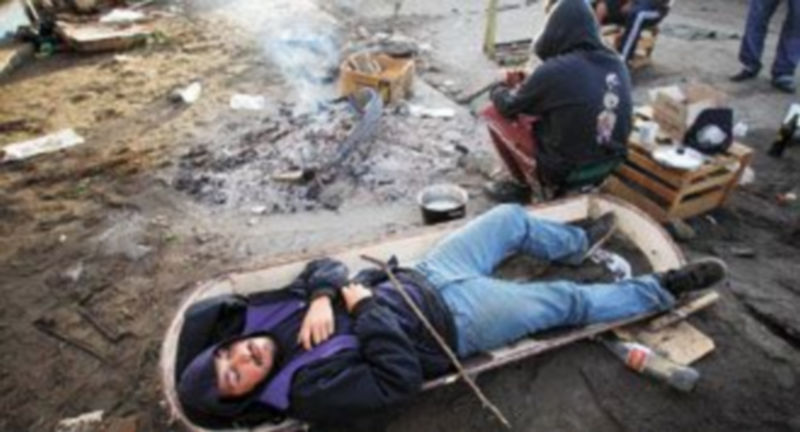 Personas que perdieron sus casas en el terremoto del sábado hacen vida en las calles de la ciudad de Constitución. / REUTERS