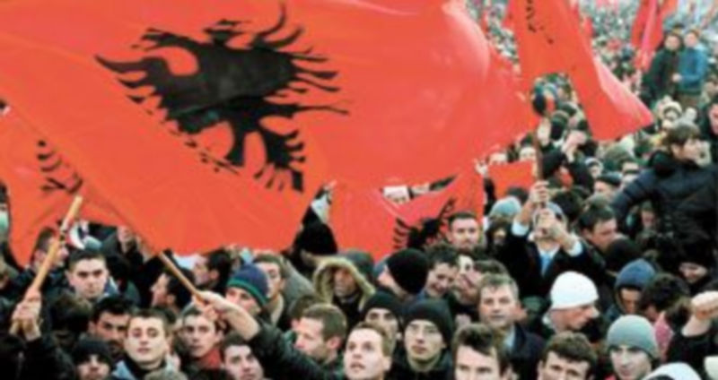 Albano-kosovares ondean banderas de su país durante las celebraciones por la independencia que tuvieron lugar en Pristina el 17 de febrero de 2008. / EFE