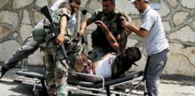 Sanitarios y soldados libaneses trasladan a un militar herido durante el combate fronterizo con tropas israelíes registrado ayer. /REUTERS