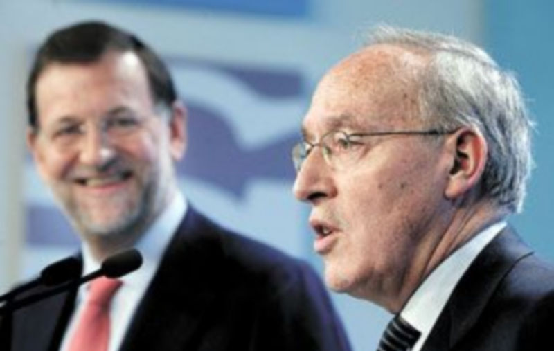 Manuel Pizarro explicaba sus planes económicos ante la sonriente mirada de Mariano Rajoy durante el acto de su presentación como ‘número dos’ del PP por Madrid. / EFE