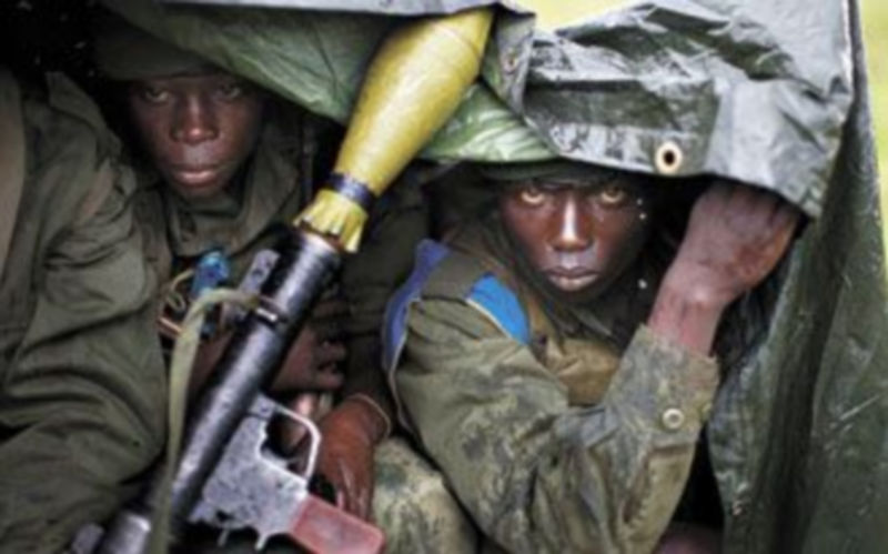 Dos jóvenes reclutas de uno de los numerosos grupos armados que existen en el Congo. / EFE