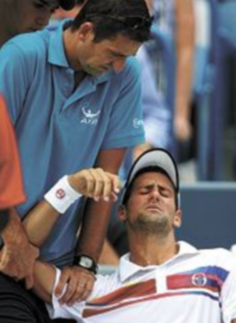 Djokovic se duele del brazo.