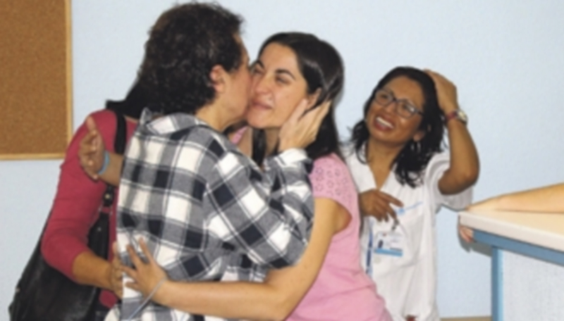 Teresa Romero (de espaldas) con parte del equipo que la está tratando. / EFE