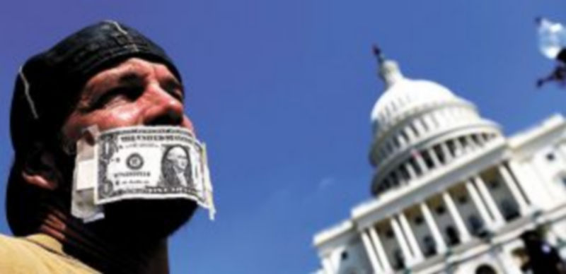 Un funcionario norteamericano protesta ante el Capitolio por el cierre de la Administración estadounidense. / Reuters