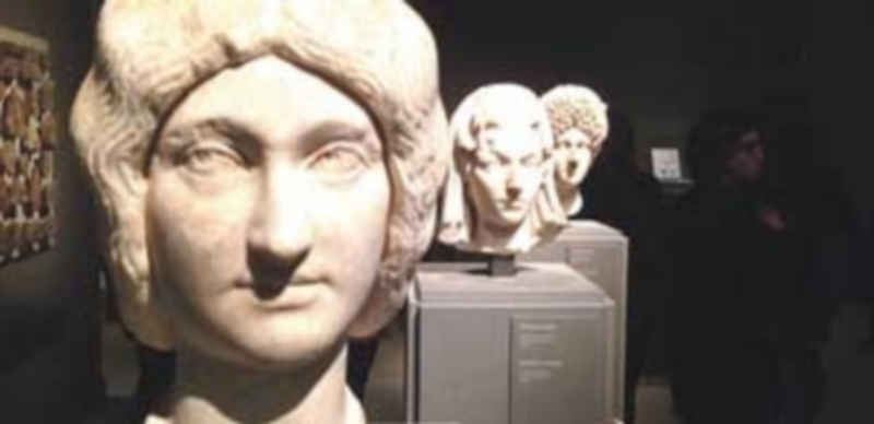 Varios de los bustos de mujeres de la Antigua Roma que pueden observarse en la muestra que acoge el CaixaForum. / E. P.