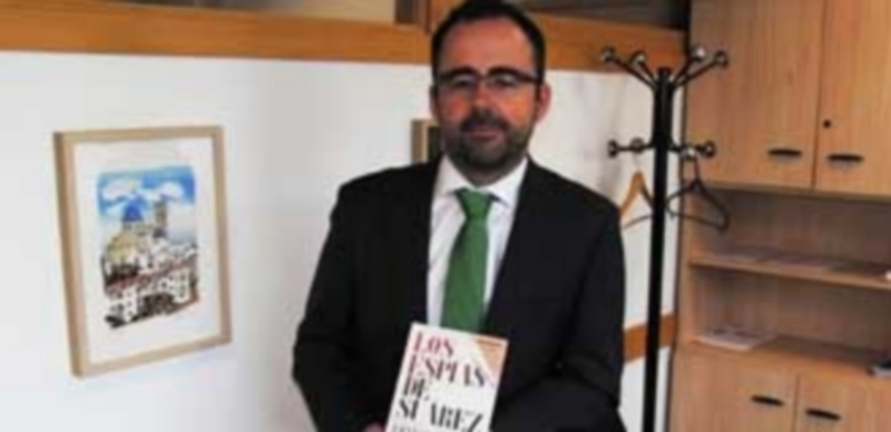 El periodista Ernesto Villar posa con un ejemplar de ‘Los espías de Suárez’. / E.P.