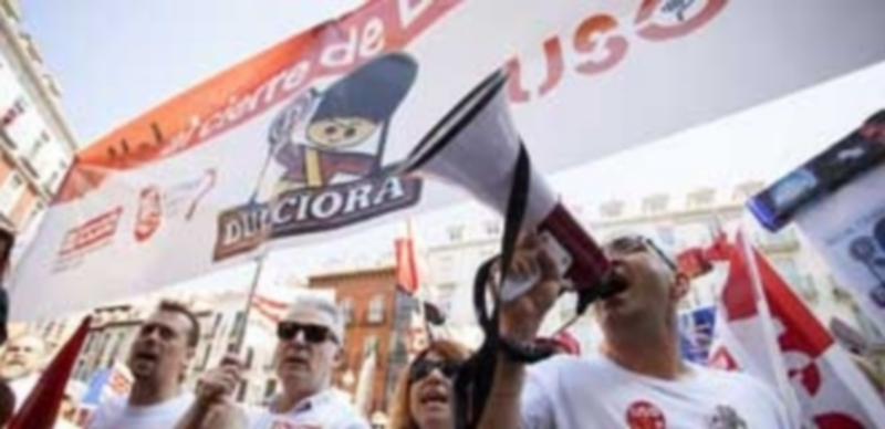 Cientos de personas se manifestaron en Valladolid para pedir una solución al anunciado cierre de la fábrica. / Efe