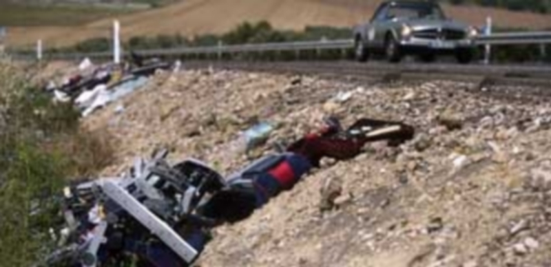 Fallecen dos personas tras la colisión de un camión y un autobús 1 Restos del camión y el autobús cuyos conductores perdieron la vida tras el accidente ocurrido en Córdoba. / Efe