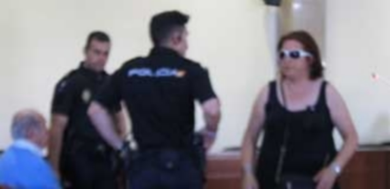 La madre acusada de prostituir a sus hijas afirma que “todo es mentira” 1 La madre acusada sale del juicio tras su suspensión hasta el mes de octubre. / Europa Press