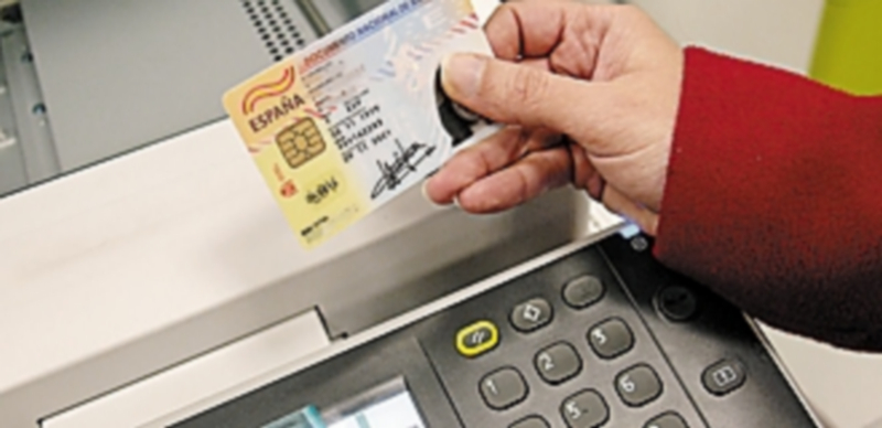 El plazo para que las entidades bancarias digitalicen los DNI de sus clientes finaliza hoy en todo el territorio nacional. / Juan Martín