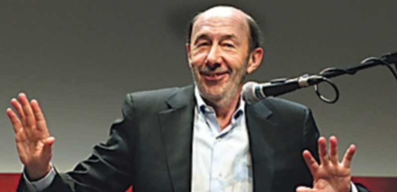 Rubalcaba considera que la apuesta federal del PSOE es “irreversible” 1 El exsecretario general de los socialistas acudió a un acto en Barcelona y pronosticó un “cambio de ciclo” en el partido. / Efe