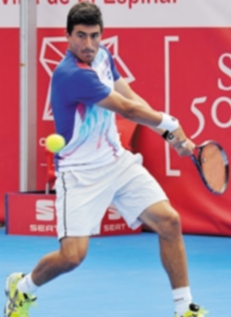 Georgi Rumenov devuelve de revés durante su encuentro frente al coreano Yunseong Chung. / Pedro L. Merino