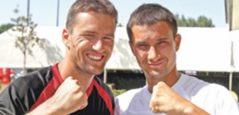 Marco Chiudinelli (izq.) y Evgeny Donskoy se retan en un figurado pulso tras la celebración de los partidos de semifinales. / Alberto Simón