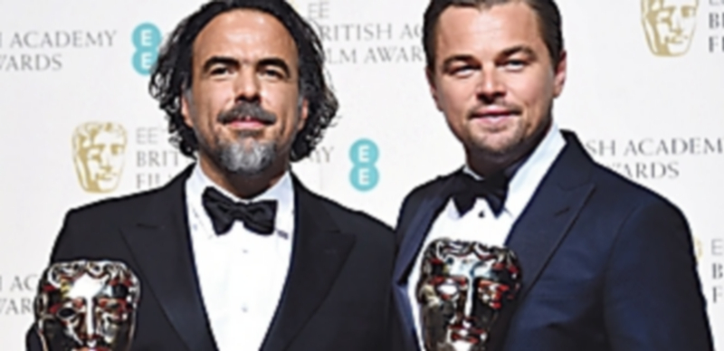 Los premios Bafta se rinden ante ‘El Renacido’ de González Iñárritu 1 Alejandro González Iñárritu(i) posa con Leonardo DiCaprio tras recibir sendos premios Bafta a mejor director y actor. / Efe