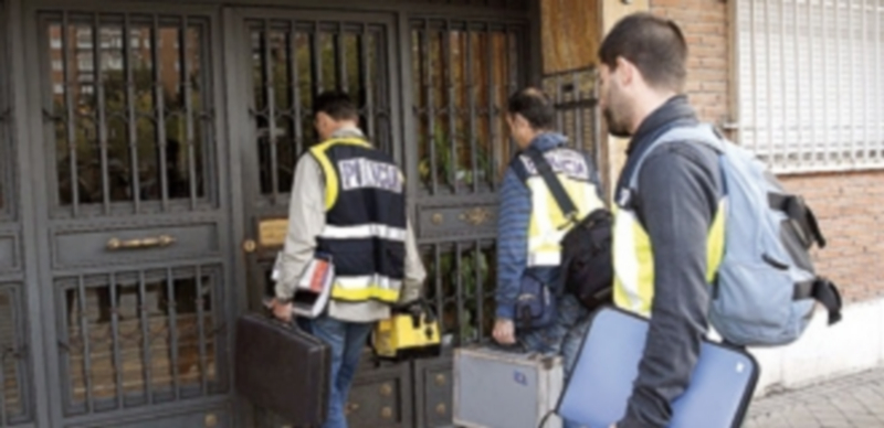 Agentes de la Policía Nacional entran en la vivienda de Ortiz. / Efe