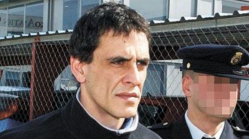 Un policía escolta a Juan Carlos Iriarte tras su entrega a España en 2008. / Efe