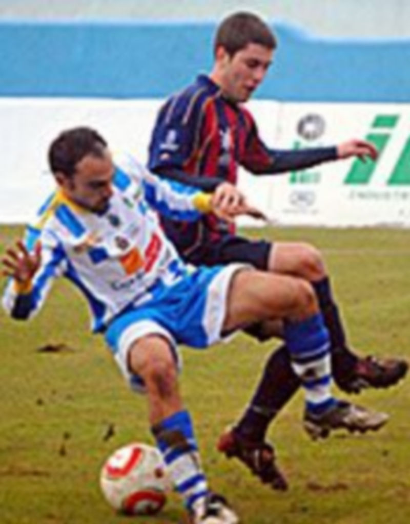 Ricardo trata de impedir el paso de un jugador de la Arandina en un momento del partido. / Iván Saeta