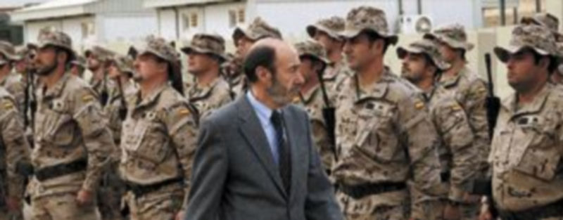 El vicepresidente primero y ministro del Interior pasa revista a las tropas españolas desplegadas en Afganistán. / EFE