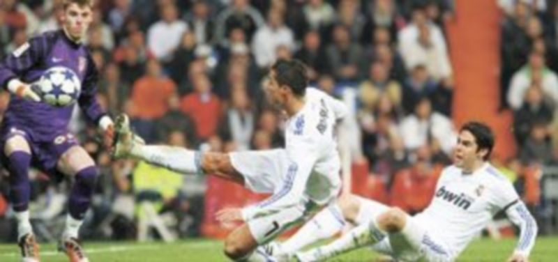 Cristiano Ronaldo fusila consiguiendo el segundo gol del equipo blanco ante la presencia de su compañero Kaká. /EFE