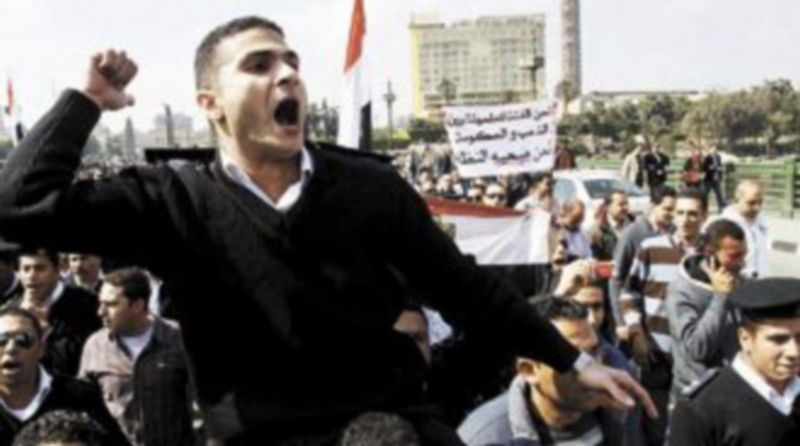 Cientos de trabajadores gubernamentales se manifestaron ayer por las calles de El Cairo exigiendo mejoras salariales. / EFE.