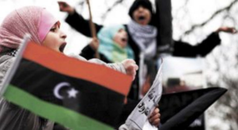 Una joven musulmana grita ante la Embajada de Libia en Londres consignas