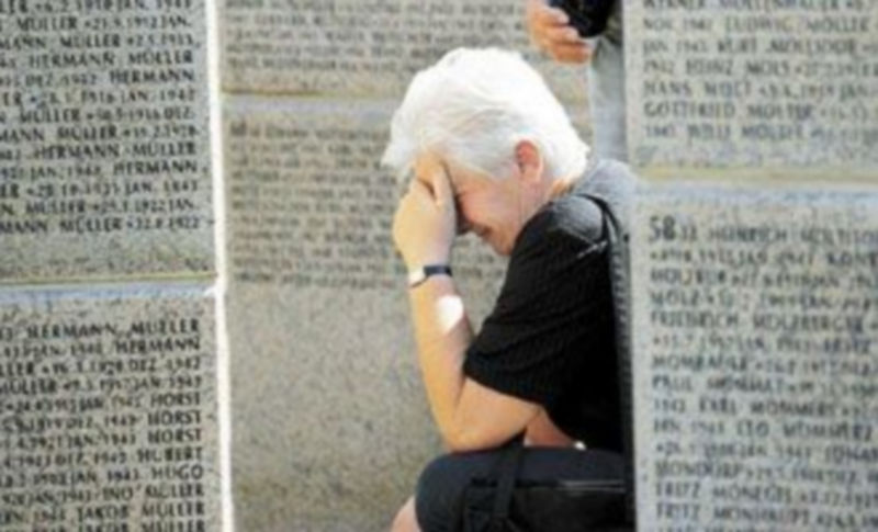 Una mujer no puede reprimir las lágrimas