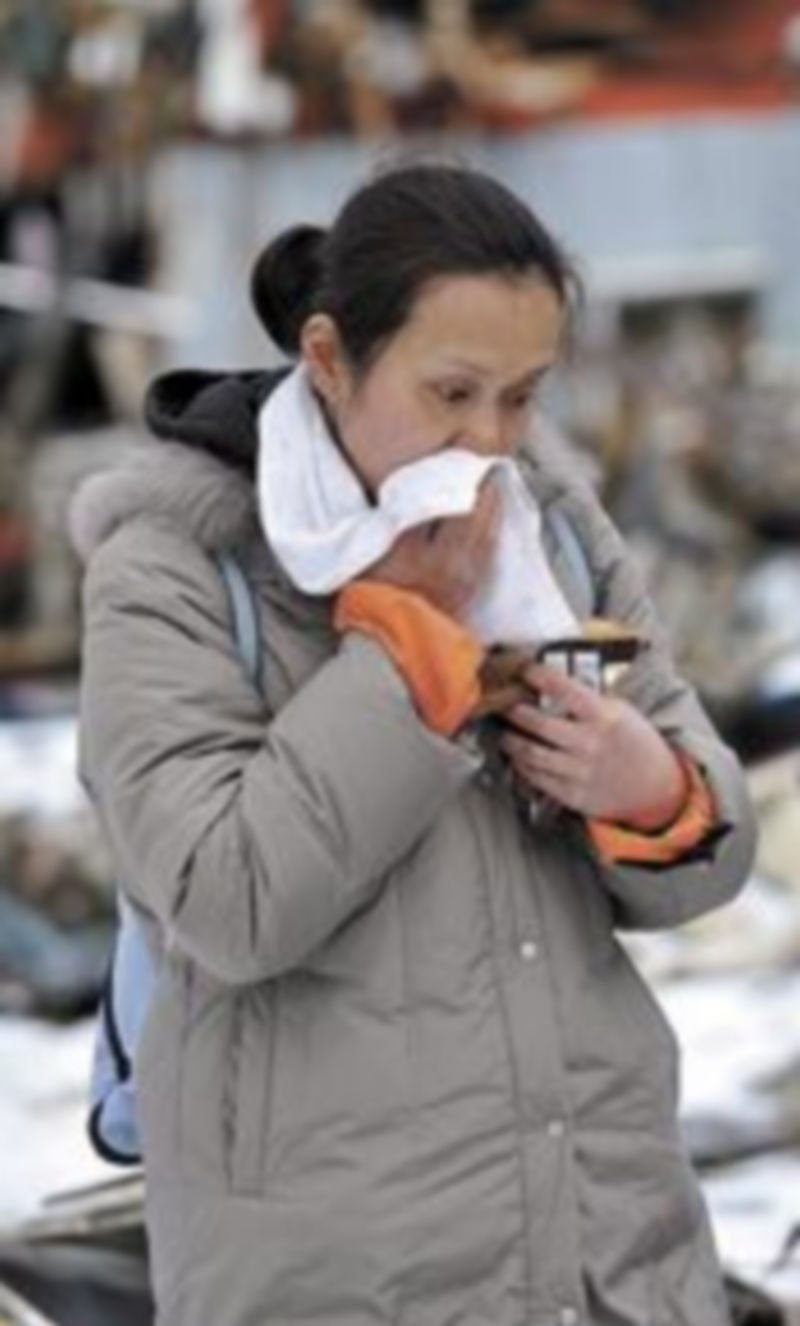 Una superviviente pasea entre los escombros de lo que fue su casa. / Efe