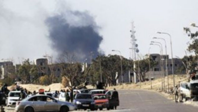 La carretera que une Ajdabiya con Brega se convirtió en un tremendo foco de combate. / Efe