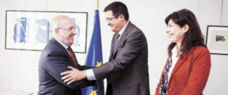 López estrecha la mano de Almunia (i) en presencia de Ana Redondo. / Ical