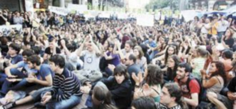 Más de 2.000 personas participan en la concentración y acampada del Movimiento 15M en Valladolid. / Rubén Cacho (Ical)