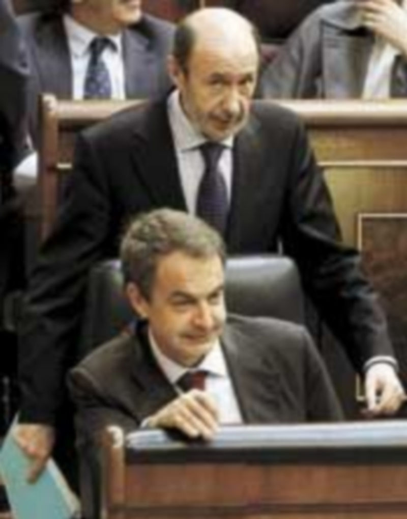 El vicepresidente Rubalcaba pasa detrás del jefe del Ejecutivo