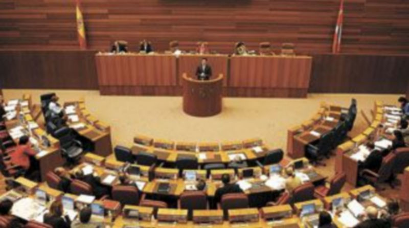 Los procuradores asisten a la celebración de un pleno en el hemiciclo de las Cortes de Castilla y León. / Ical